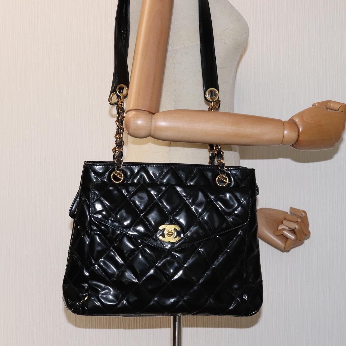 CHANEL Matelasse Turn Lock Chain Shoulder Bag Enamel Black CC Auth 72715