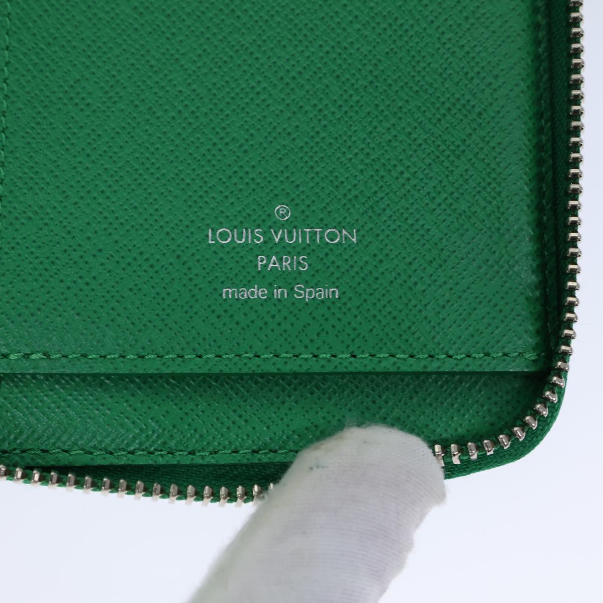 LOUIS VUITTON Taiga Zippy Wallet Vertical Long Wallet Green M32835 LV Auth 72914