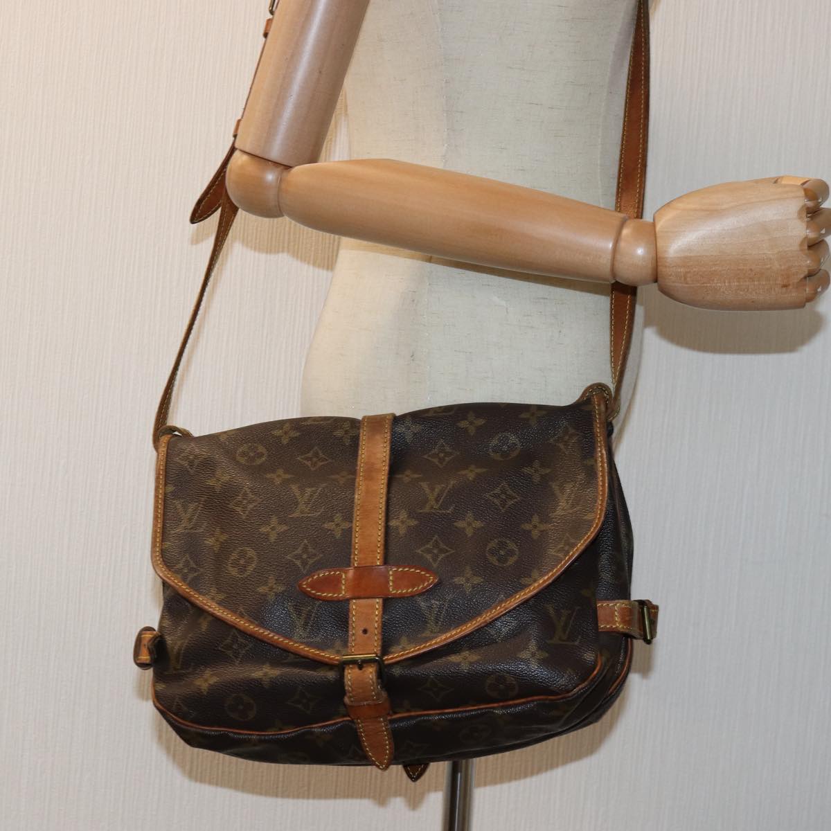 LOUIS VUITTON Monogram Saumur 30 Shoulder Bag M42256 LV Auth 73043