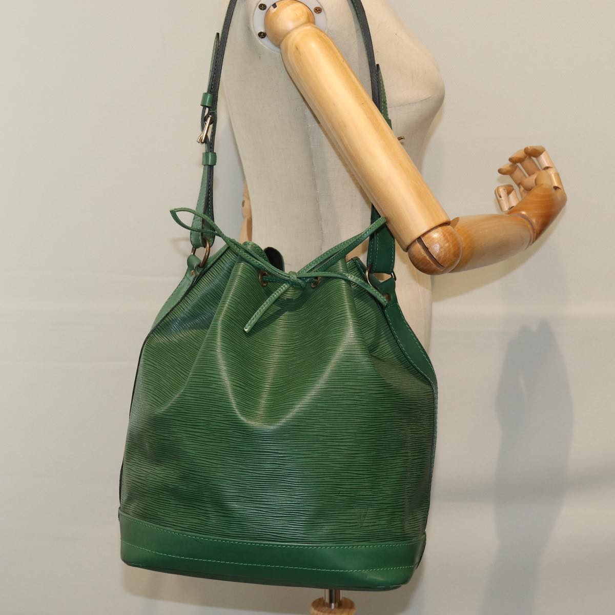 LOUIS VUITTON Epi Noe Shoulder Bag Green M44004 LV Auth 73081