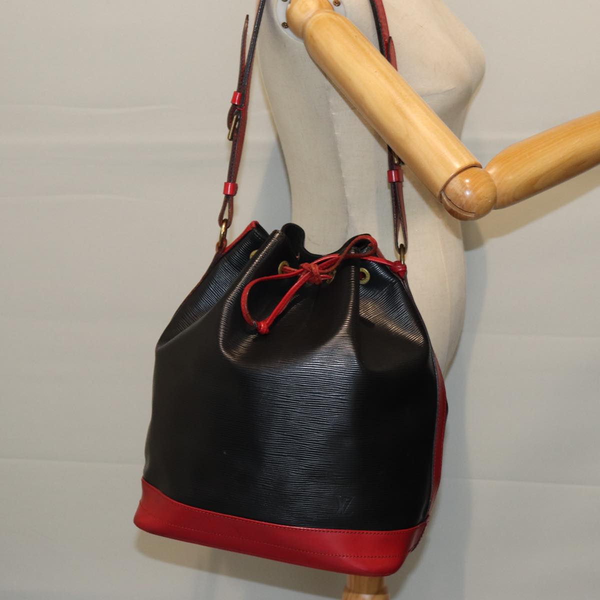 LOUIS VUITTON Epi Noe Shoulder Bag By color Black Red M44017 LV Auth 73082