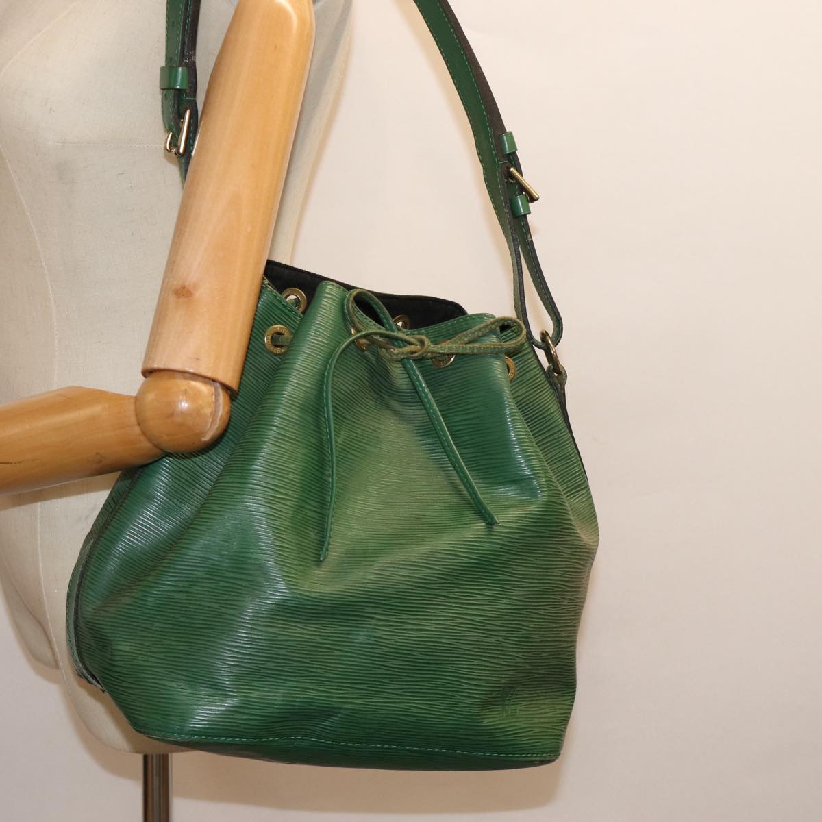 LOUIS VUITTON Epi Petit Noe Shoulder Bag Green M44104 LV Auth 73326