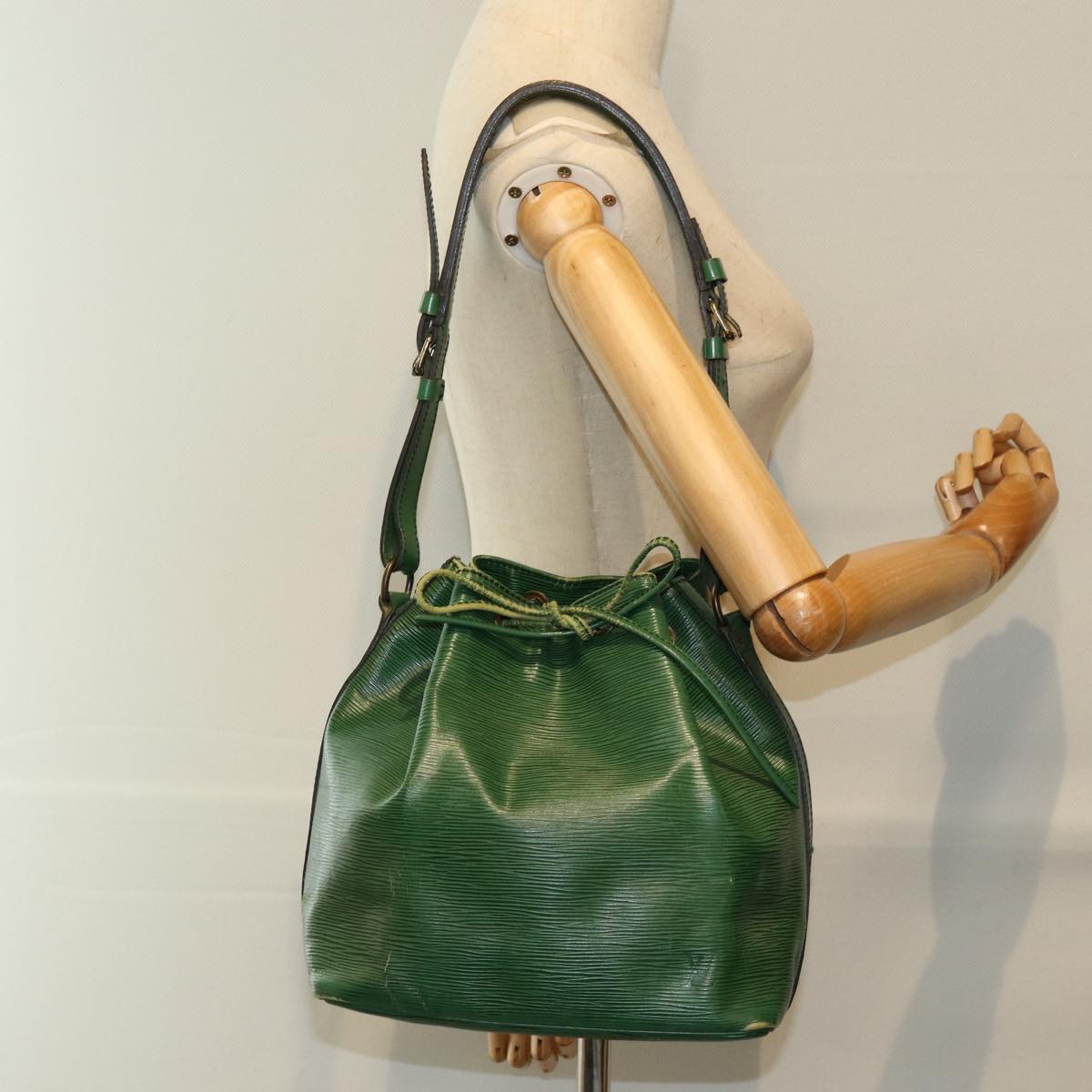 LOUIS VUITTON Epi Petit Noe Shoulder Bag Green M44104 LV Auth 73532