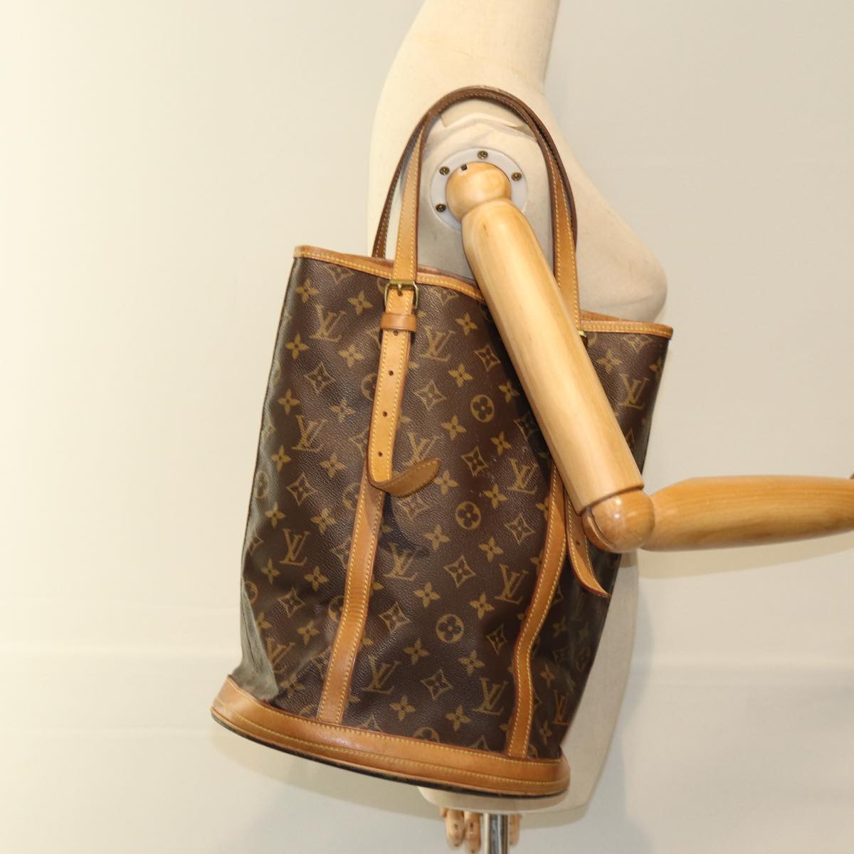 LOUIS VUITTON Monogram Bucket GM Shoulder Bag M42236 LV Auth 73544