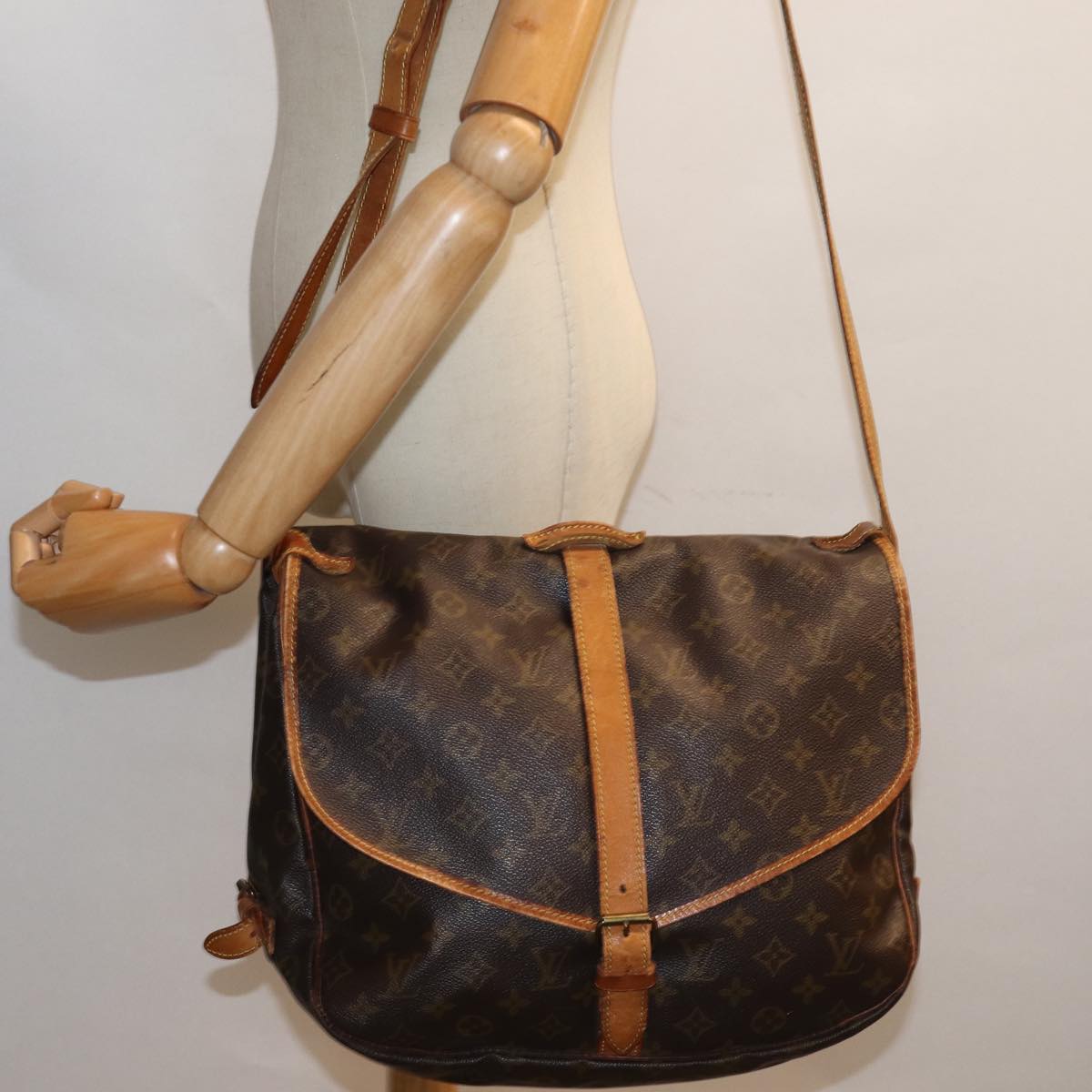 LOUIS VUITTON Monogram Saumur 35 Shoulder Bag M42254 LV Auth 73689