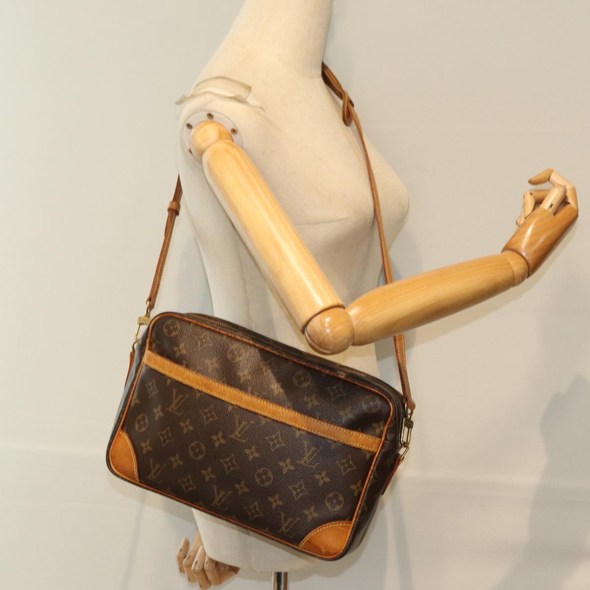 LOUIS VUITTON Monogram Trocadero 30 Shoulder Bag M51272 LV Auth 73768