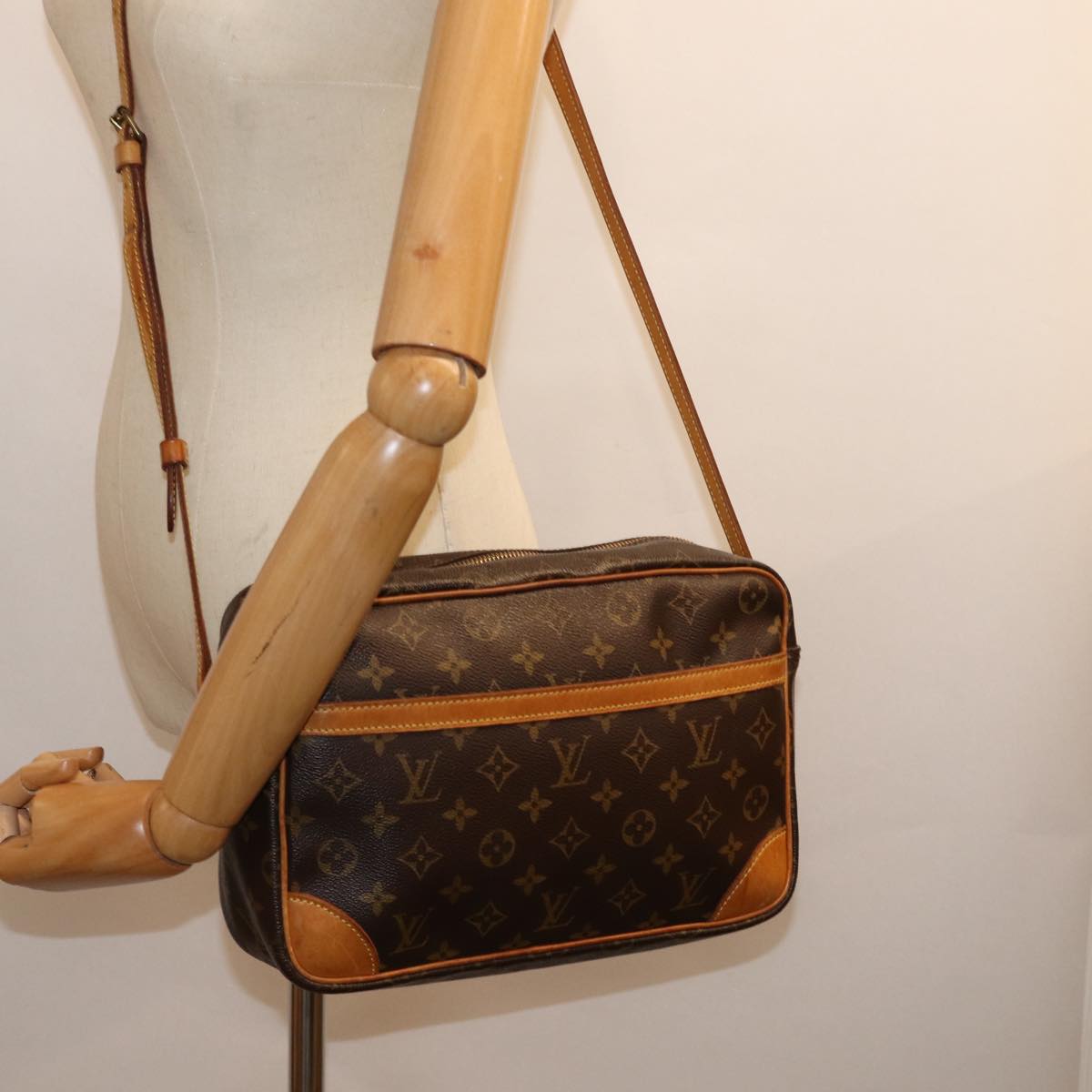 LOUIS VUITTON Monogram Trocadero 30 Shoulder Bag M51272 LV Auth 73769