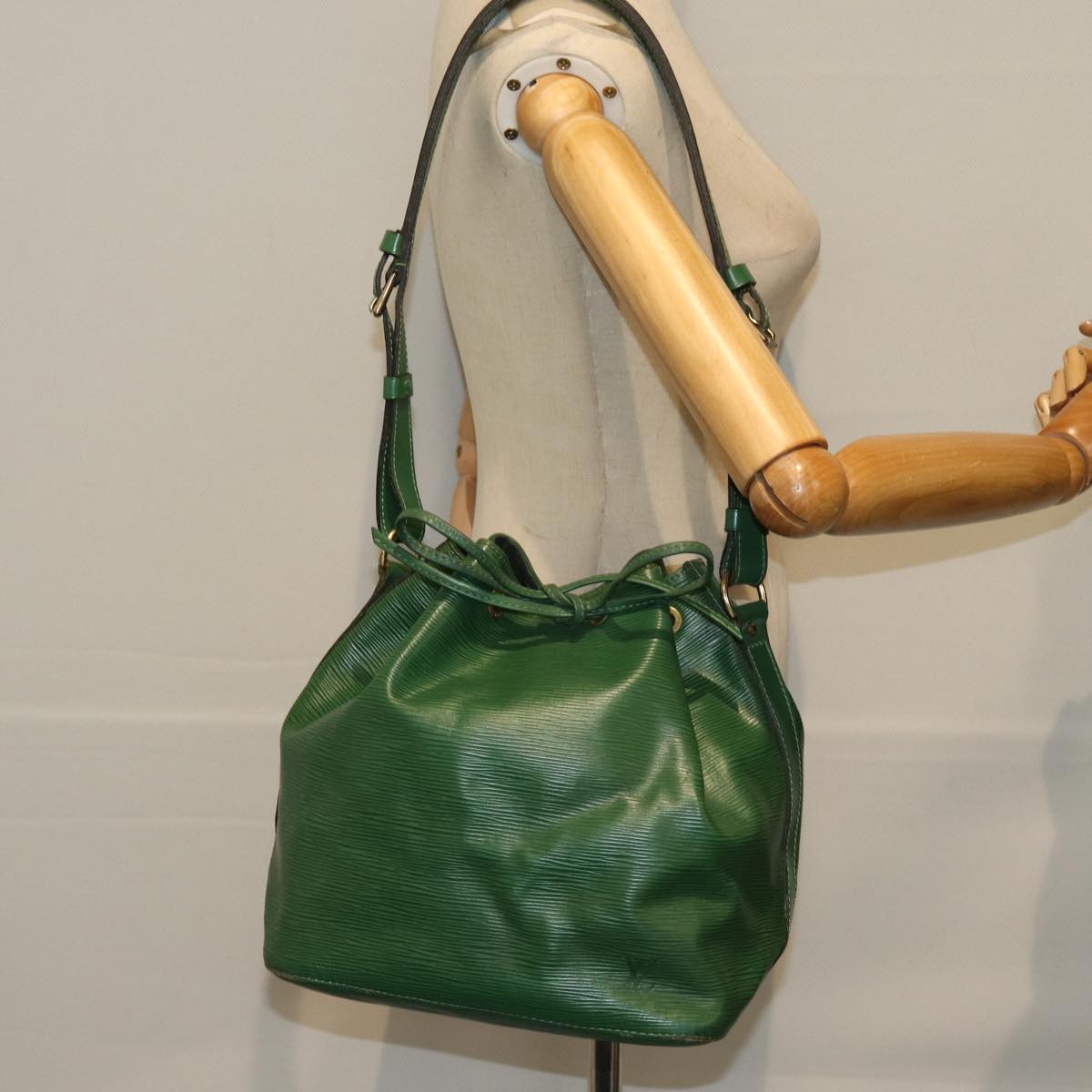 LOUIS VUITTON Epi Petit Noe Shoulder Bag Green M44104 LV Auth 74144