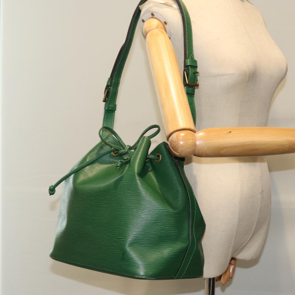 LOUIS VUITTON Epi Petit Noe Shoulder Bag Green M44104 LV Auth 74295