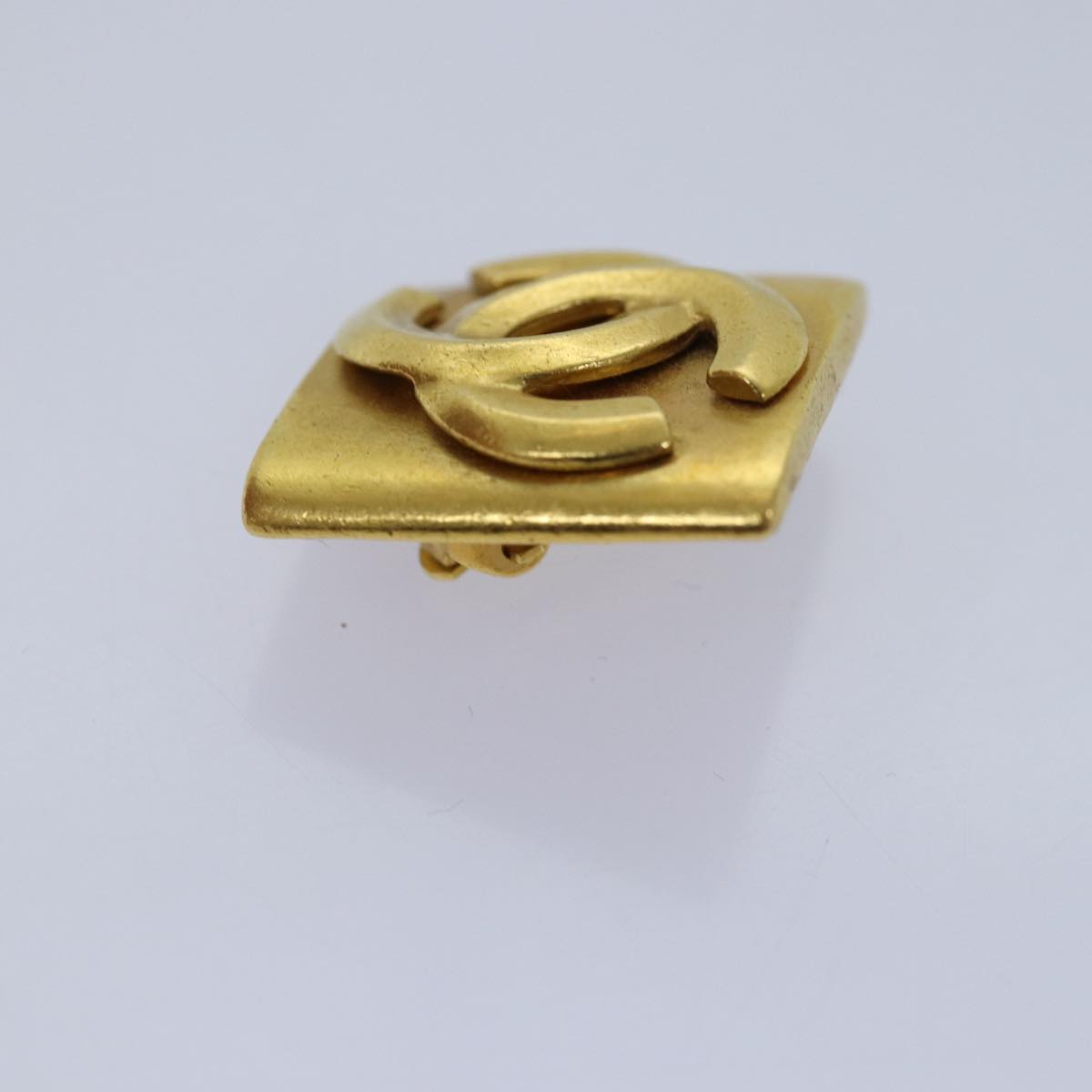 CHANEL Earring Gold Tone CC Auth 74758