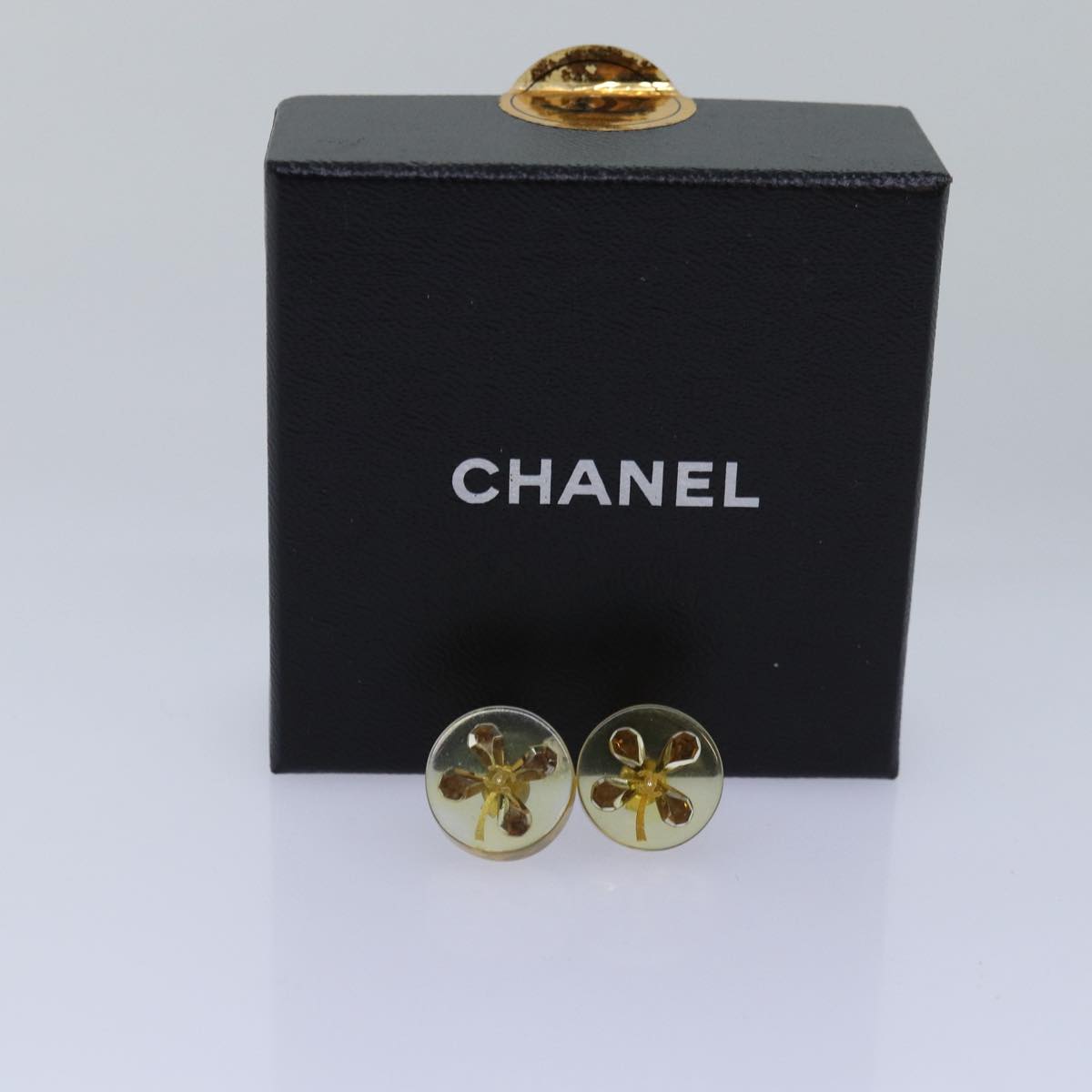 CHANEL Pierce Earring Gold CC Auth 74802