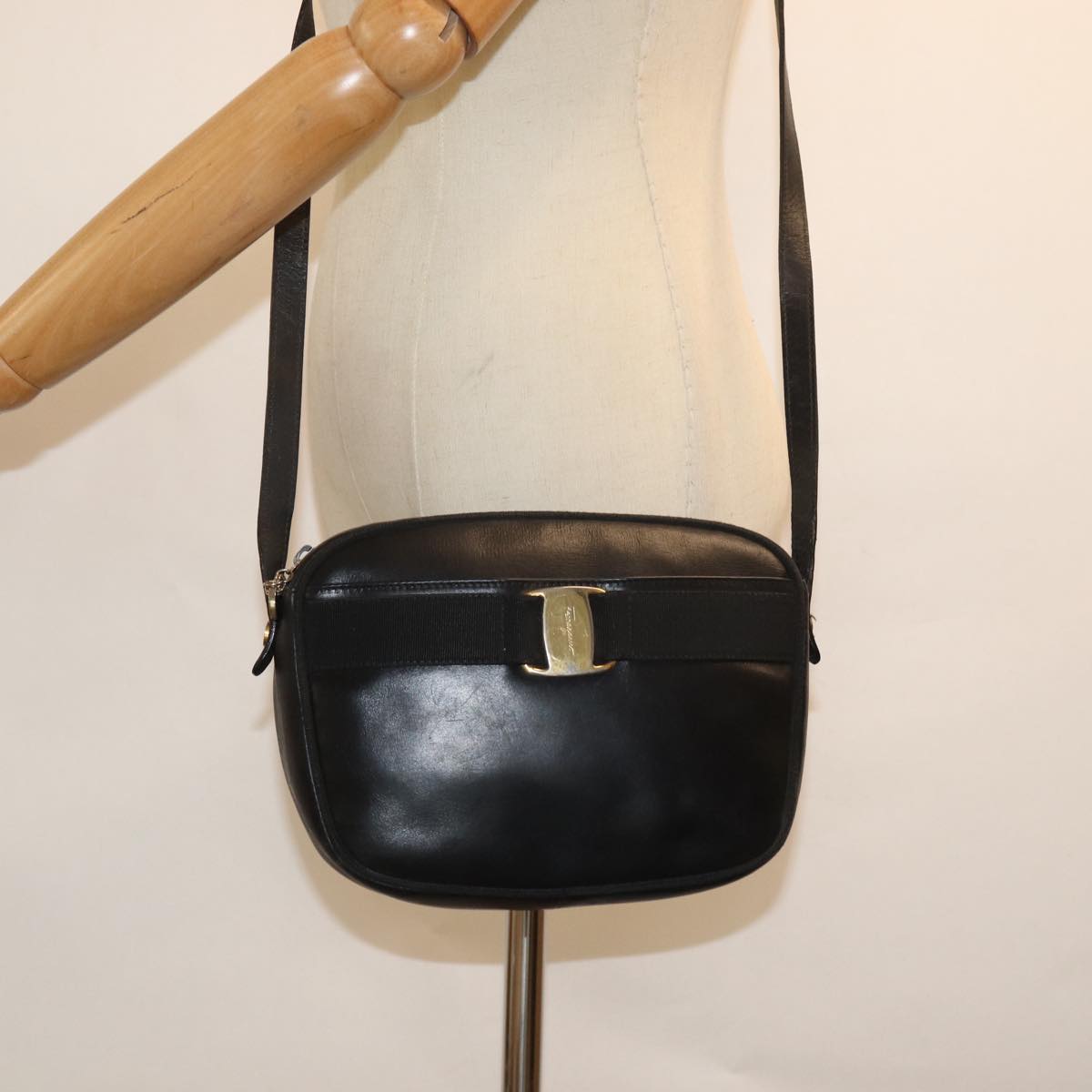 Salvatore Ferragamo Shoulder Bag Leather Black Auth 74810