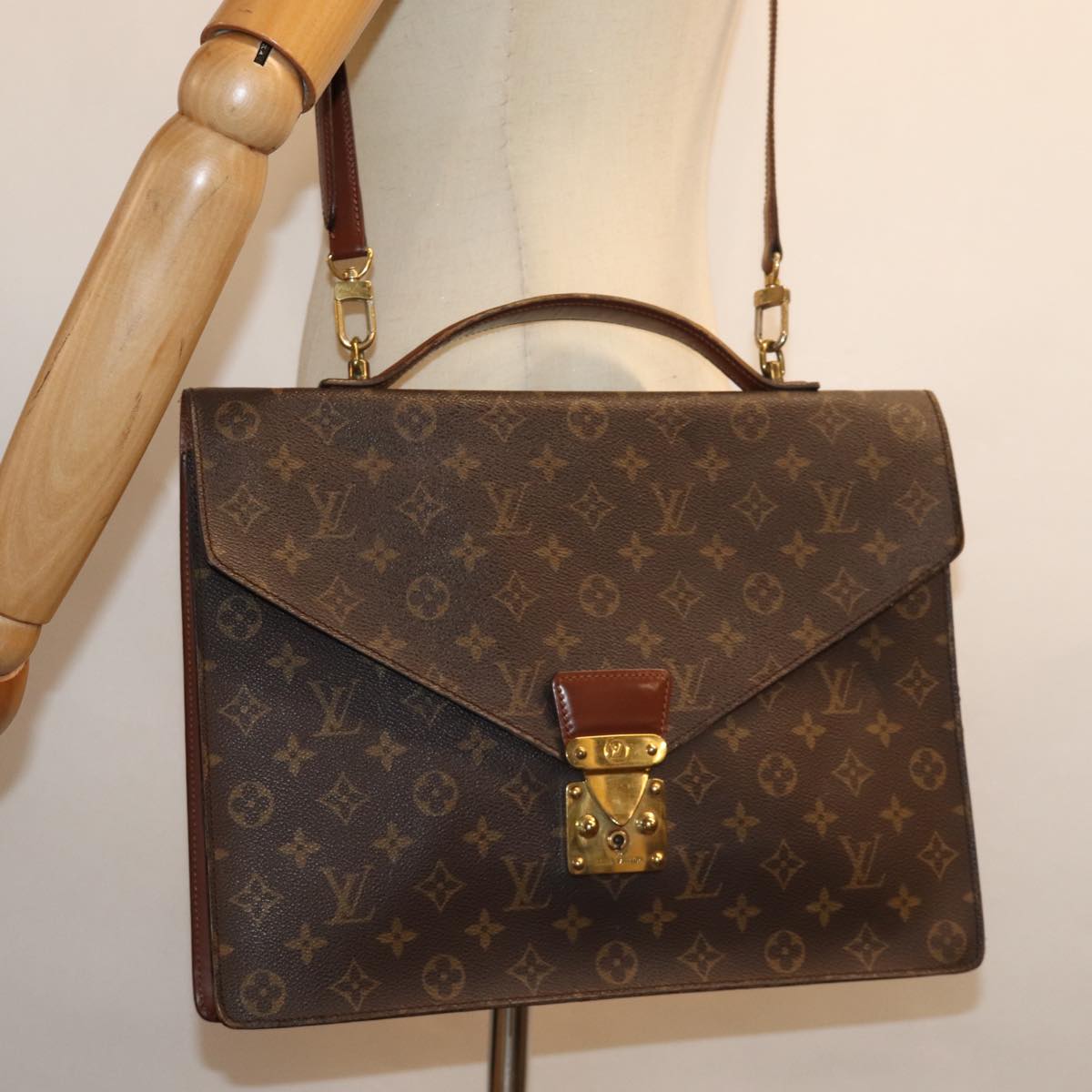 LOUIS VUITTON Monogram Porte Documents Bandouliere Bag M53338 LV Auth 75081