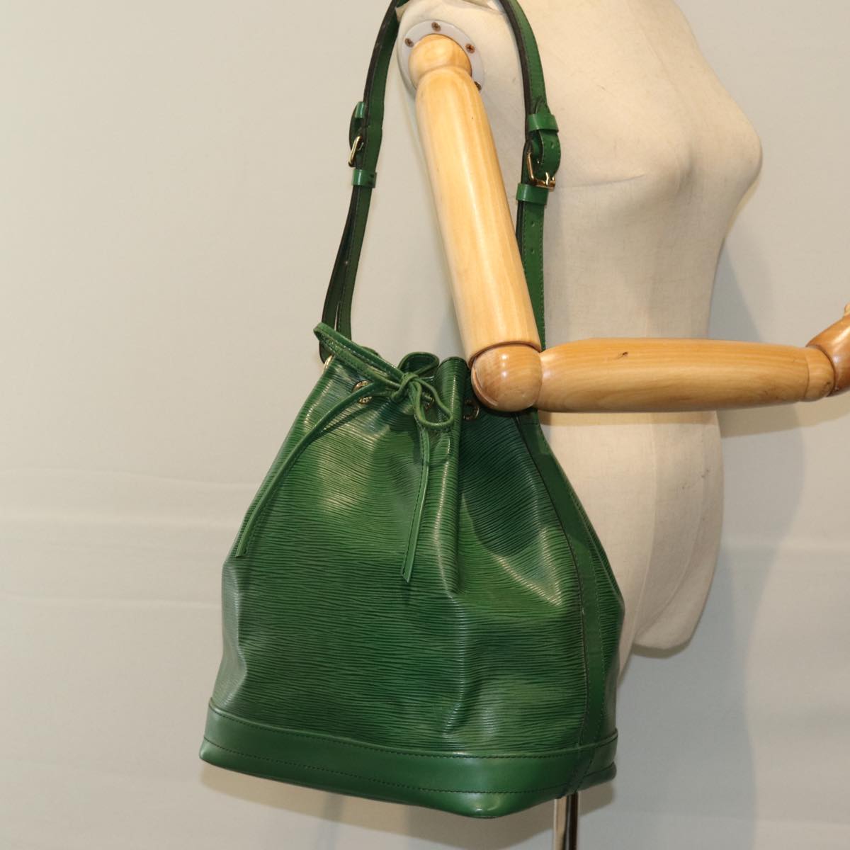 LOUIS VUITTON Epi Noe Shoulder Bag Green M44004 LV Auth 75184