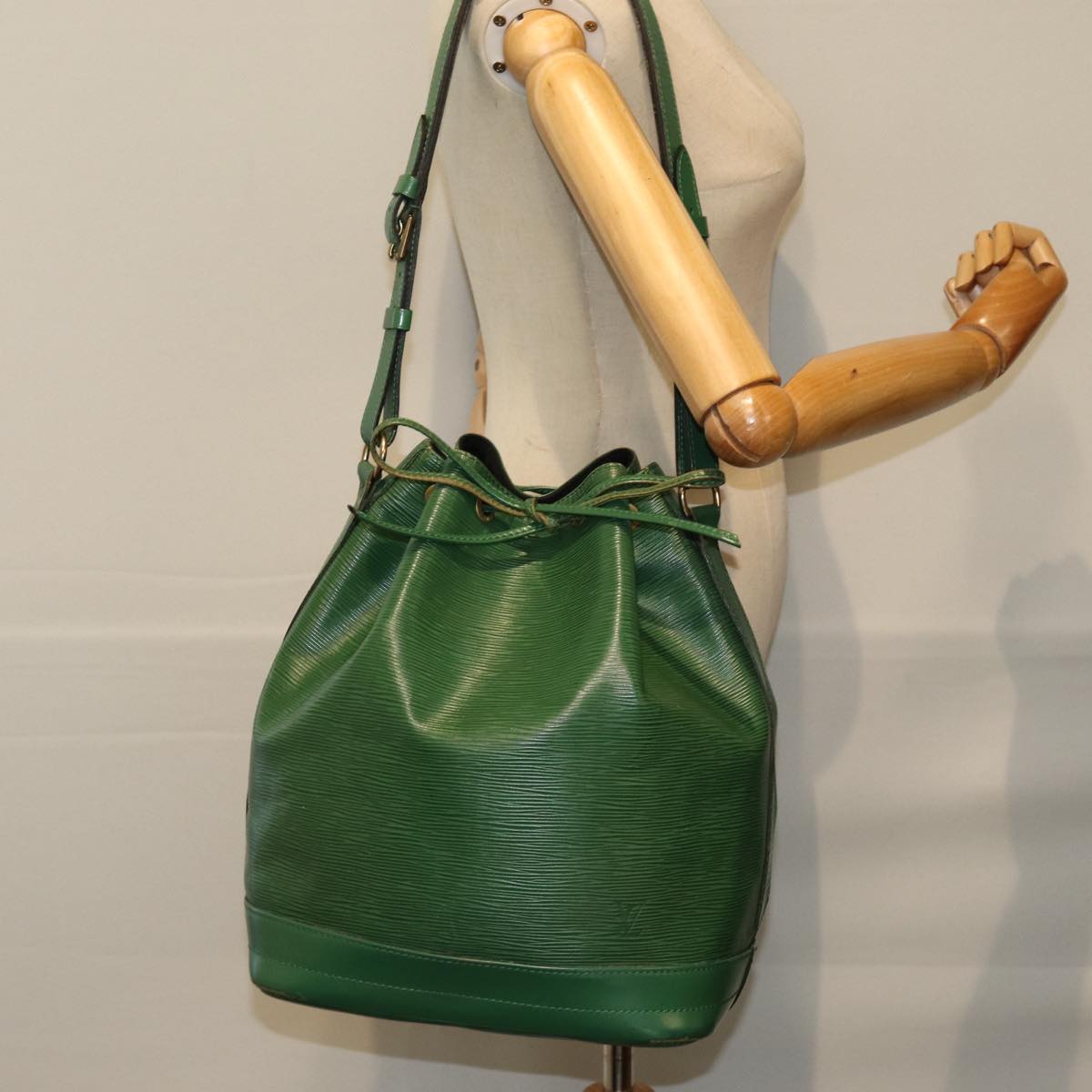 LOUIS VUITTON Epi Noe Shoulder Bag Green M44004 LV Auth 75185