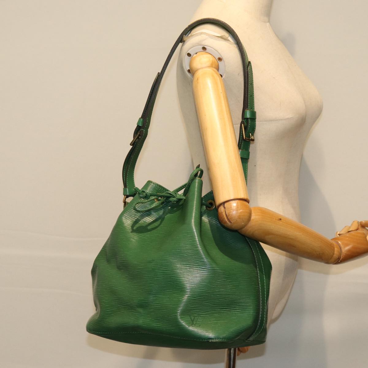 LOUIS VUITTON Epi Petit Noe Shoulder Bag Green M44104 LV Auth 75269