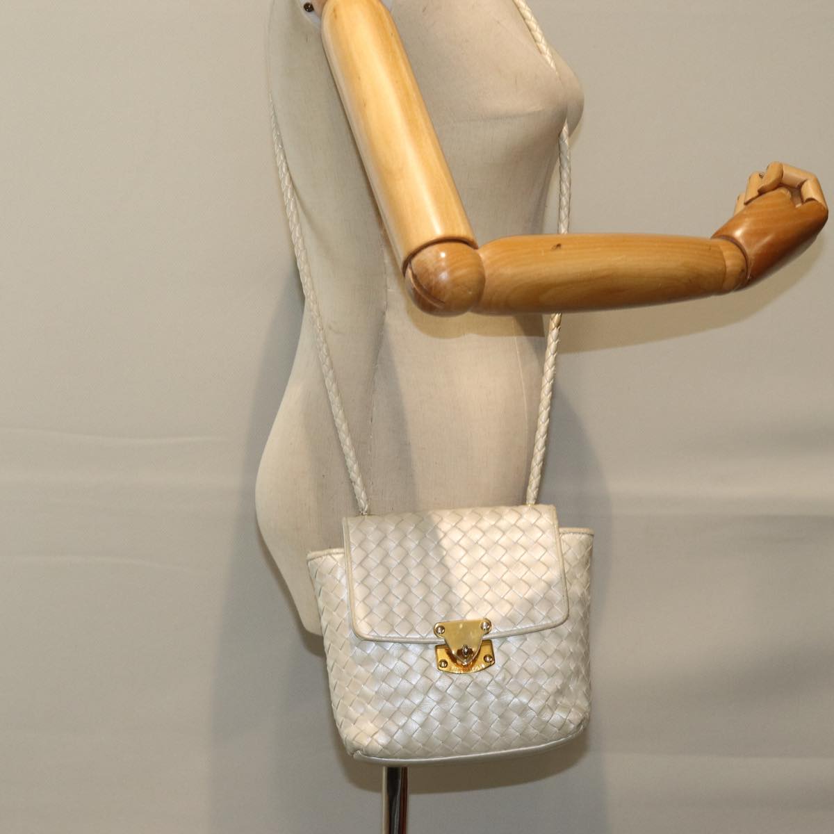 BOTTEGA VENETA INTRECCIATO Shoulder Bag Leather White Auth 75450