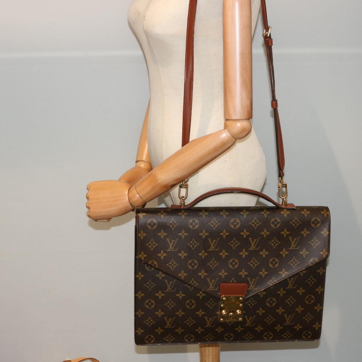 LOUIS VUITTON Monogram Porte Documents Bandouliere Bag M53338 LV Auth 75779