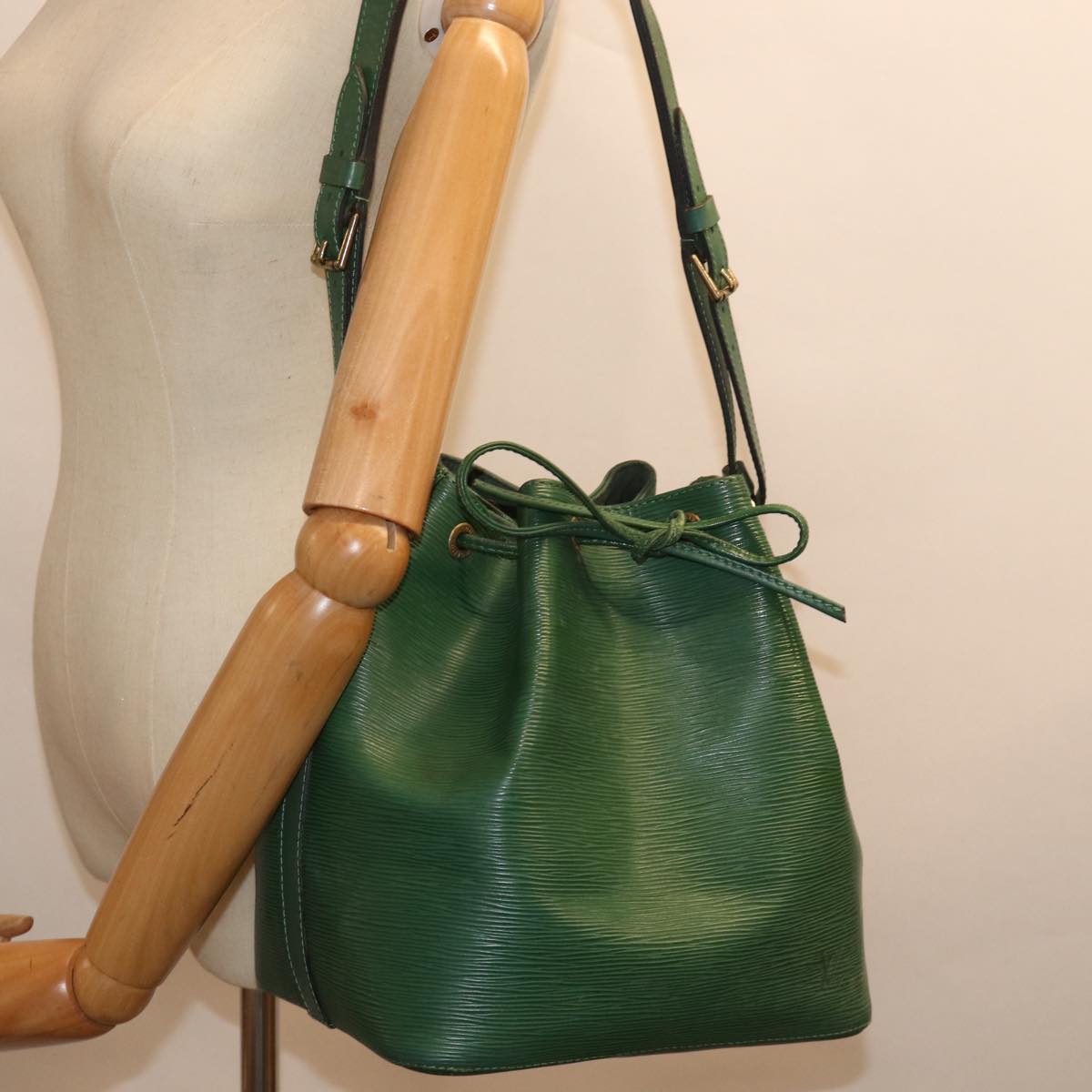 LOUIS VUITTON Epi Petit Noe Shoulder Bag Green M44104 LV Auth 75947