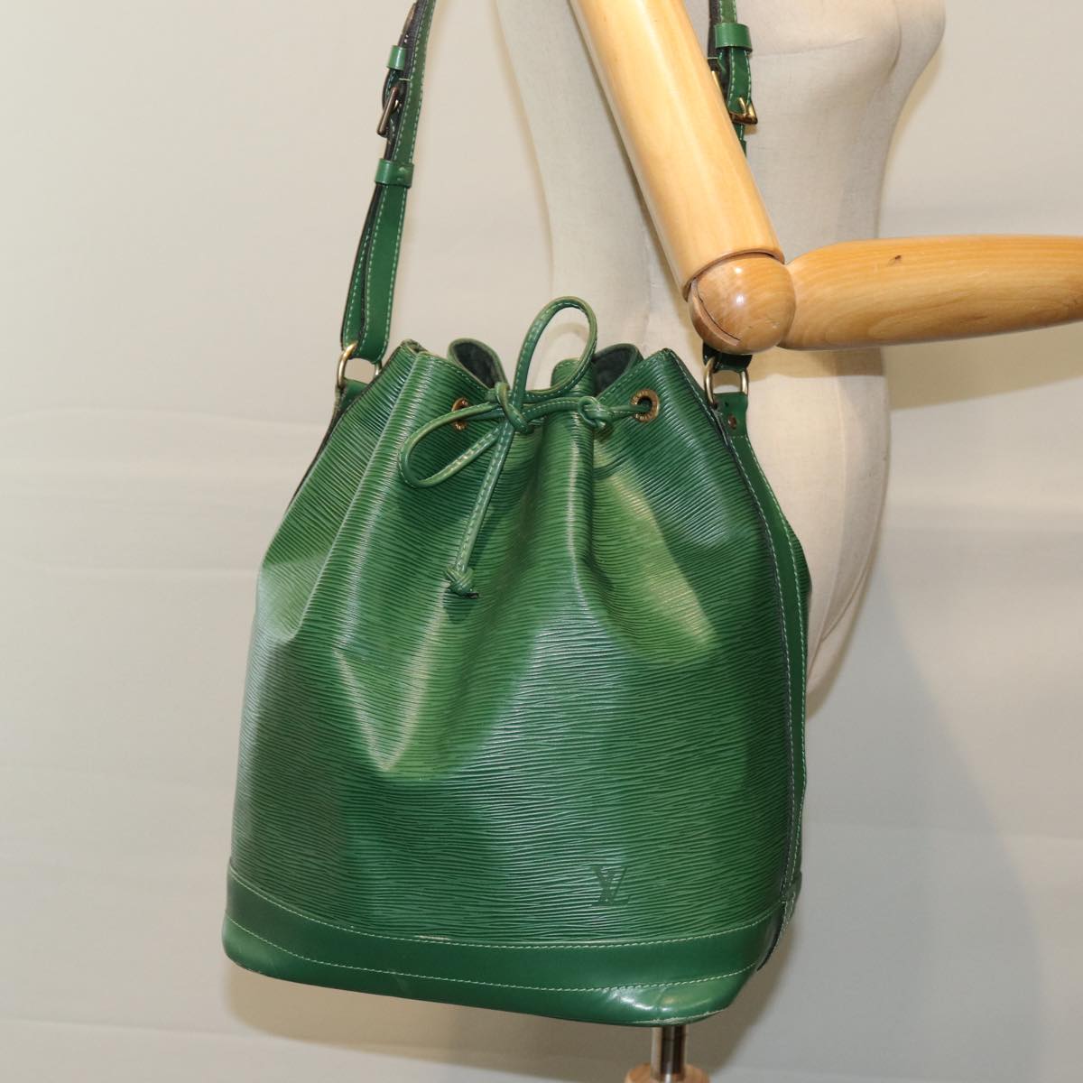 LOUIS VUITTON Epi Noe Shoulder Bag Green M44004 LV Auth 76069