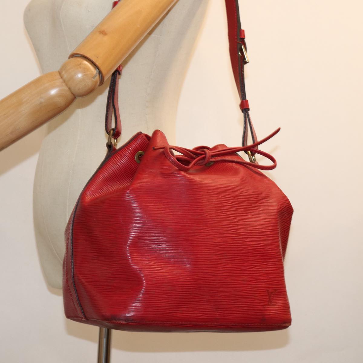 LOUIS VUITTON Epi Petit Noe Shoulder Bag Red M44107 LV Auth 76343