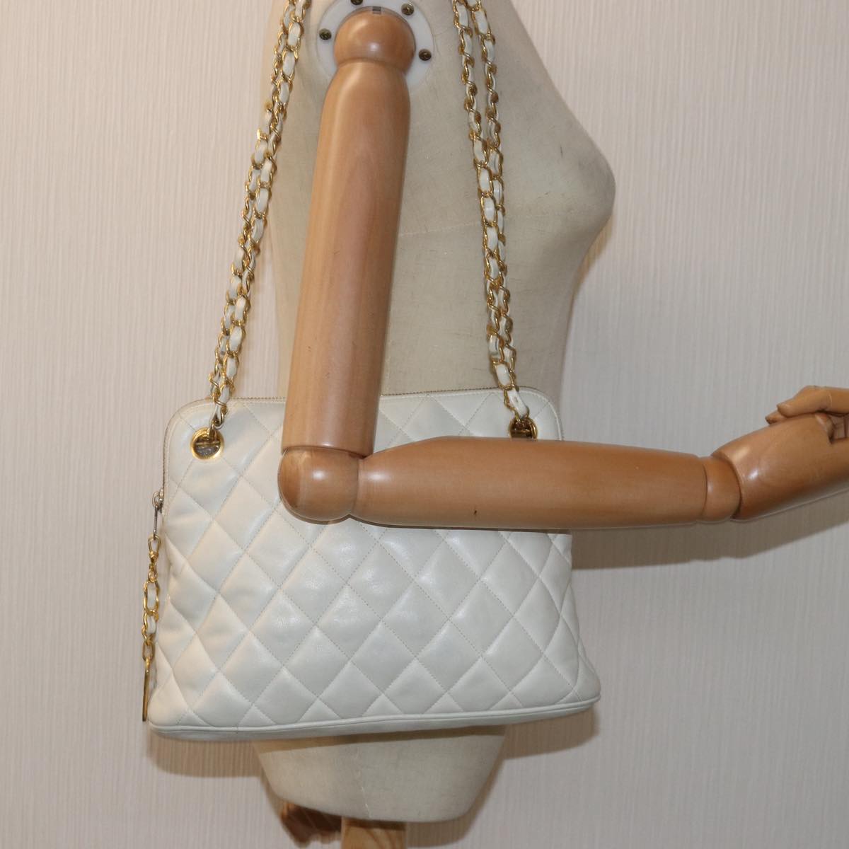 CHANEL Matelasse Chain Shoulder Bag Leather White CC Auth 76482