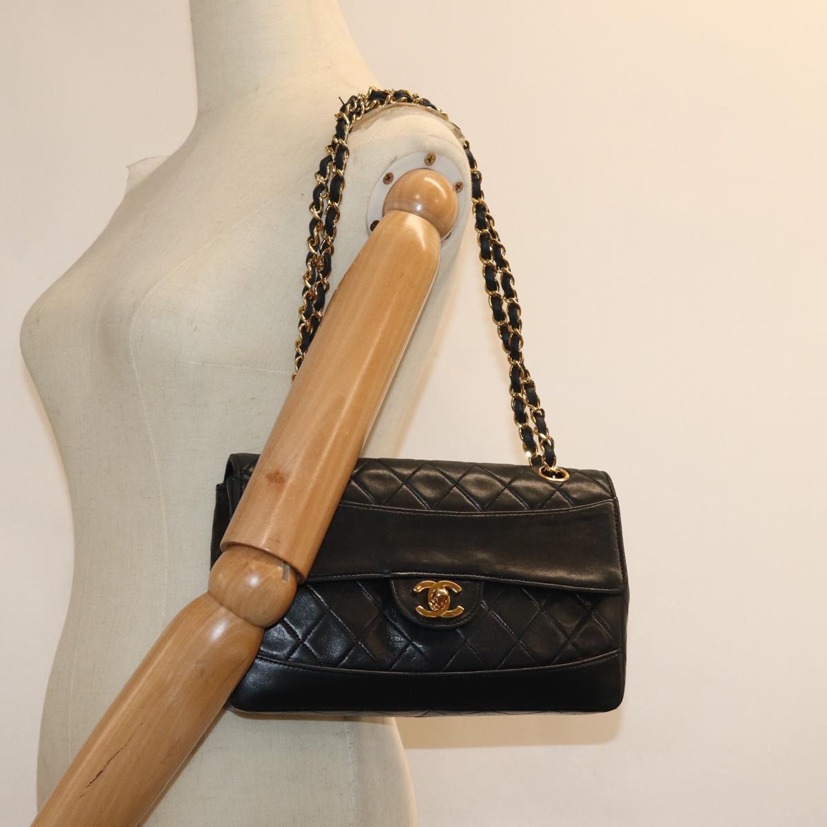 CHANEL Matelasse Turn Lock Chain Shoulder Bag Lamb Skin Black CC Auth 76534A