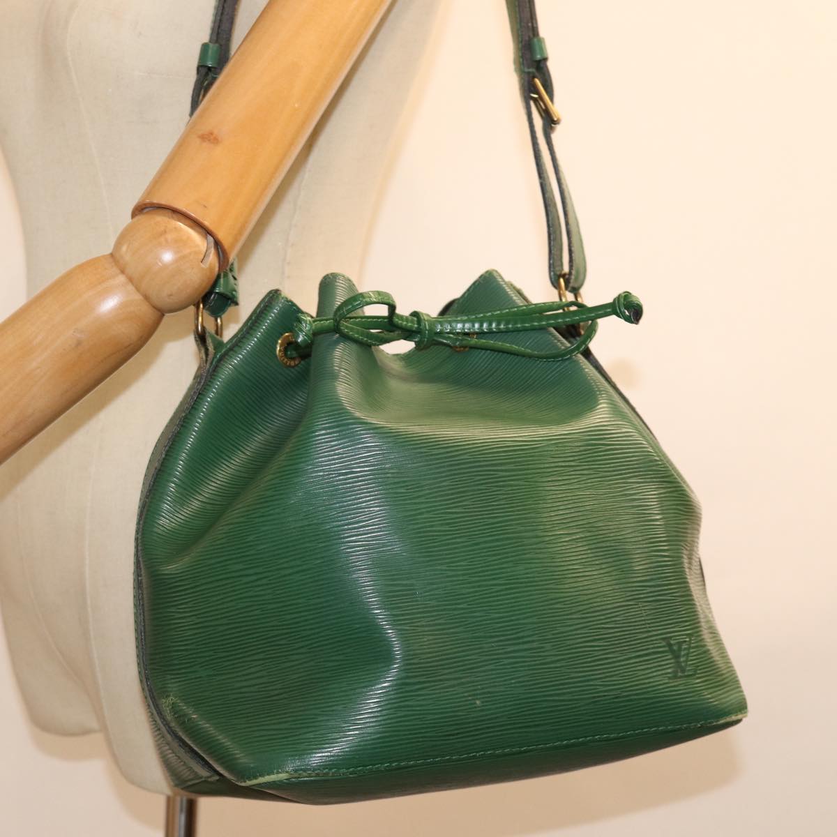 LOUIS VUITTON Epi Petit Noe Shoulder Bag Green M44104 LV Auth 76937