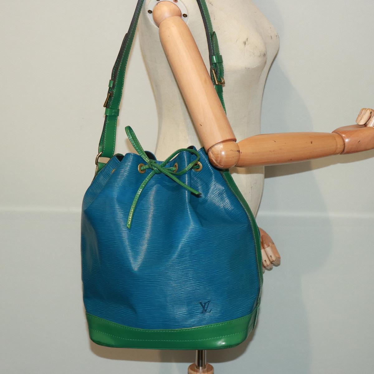 LOUIS VUITTON Epi Noe Shoulder Bag Bicolor Green Blue M44044 LV Auth 77048