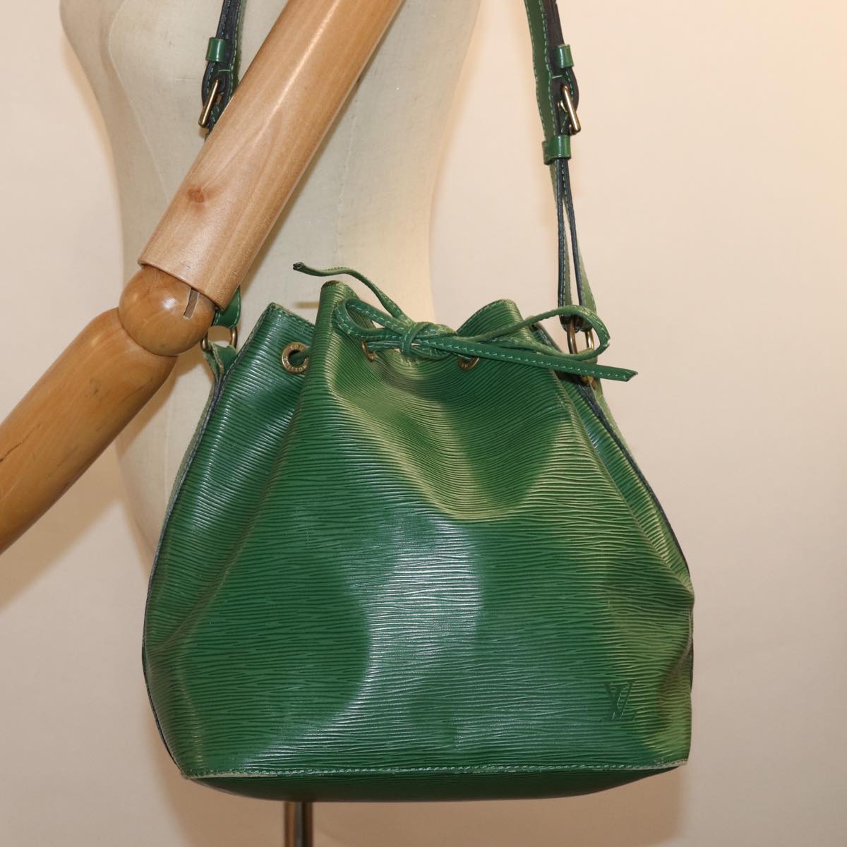 LOUIS VUITTON Epi Petit Noe Shoulder Bag Green M44104 LV Auth 77190