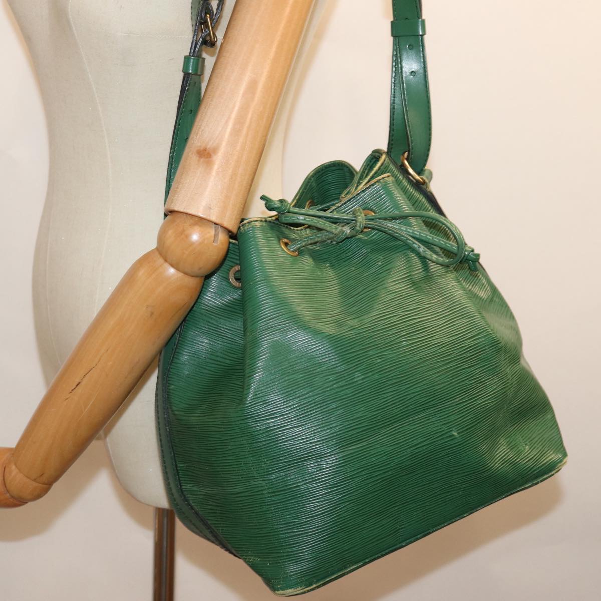 LOUIS VUITTON Epi Petit Noe Shoulder Bag Green M44104 LV Auth 77416