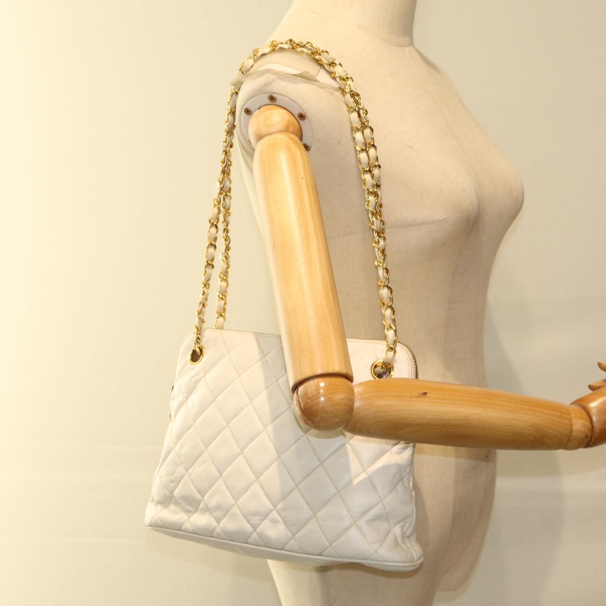 CHANEL Matelasse Chain Shoulder Bag Leather White CC Auth 77469