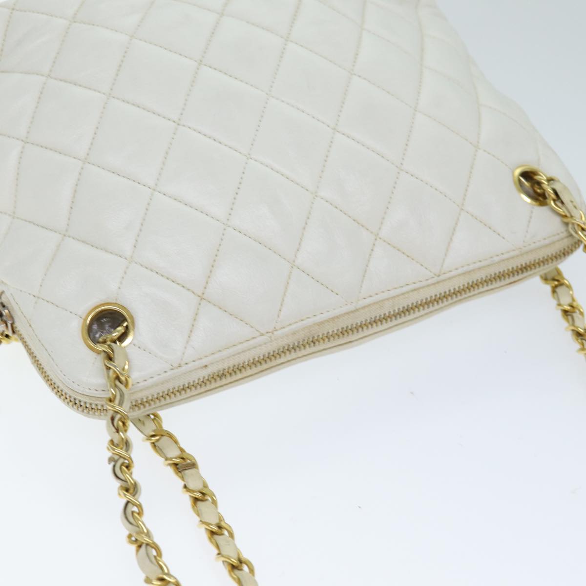 CHANEL Matelasse Chain Shoulder Bag Leather White CC Auth 77469