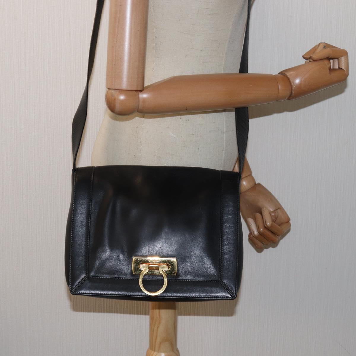 Salvatore Ferragamo Gancini Shoulder Bag Leather Black Auth 77798