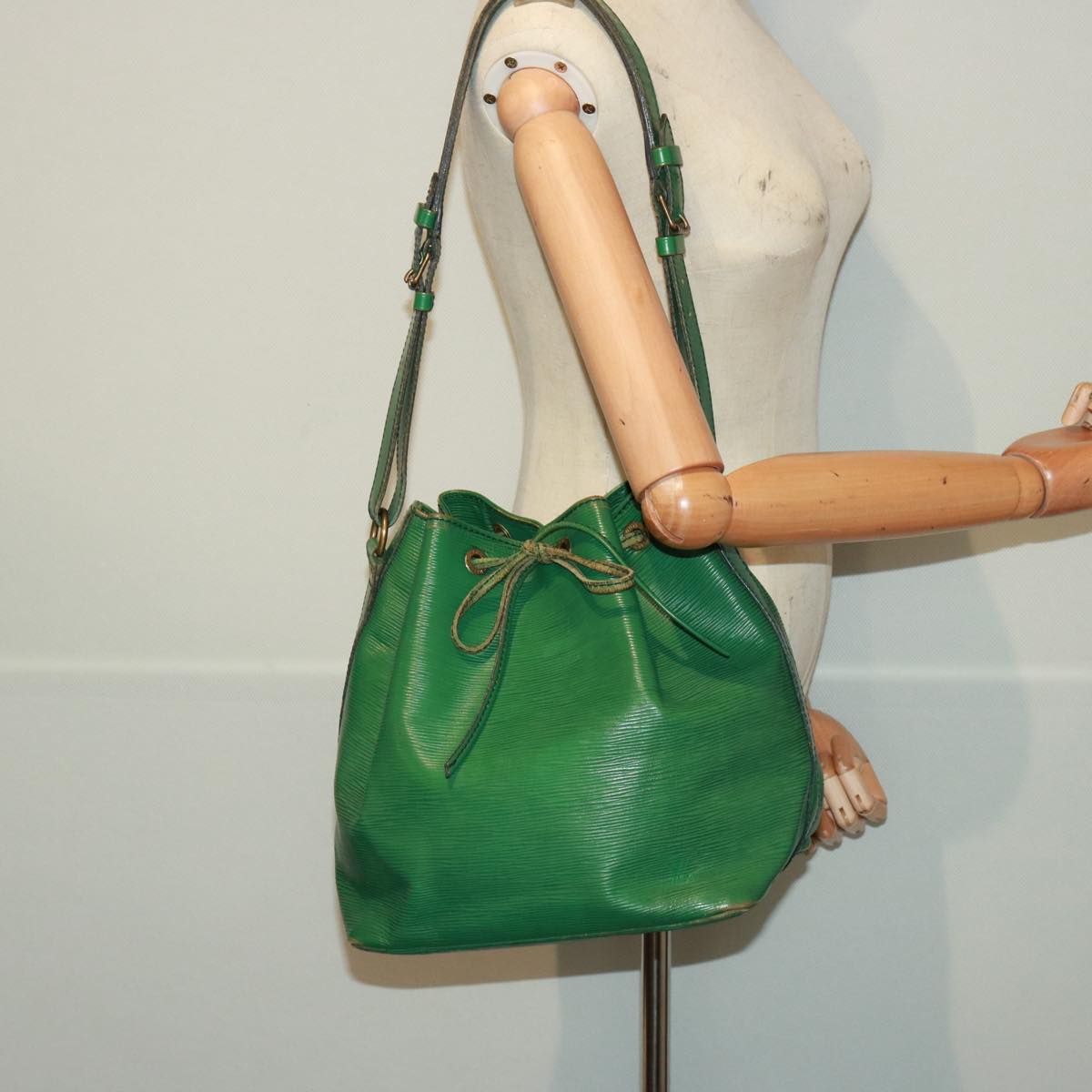 LOUIS VUITTON Epi Petit Noe Shoulder Bag Green M44104 LV Auth 77895