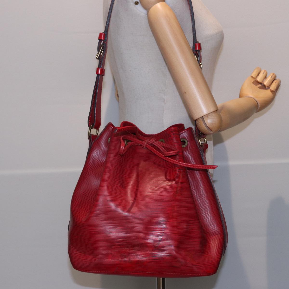 LOUIS VUITTON Epi Petit Noe Shoulder Bag Red M44107 LV Auth 77898