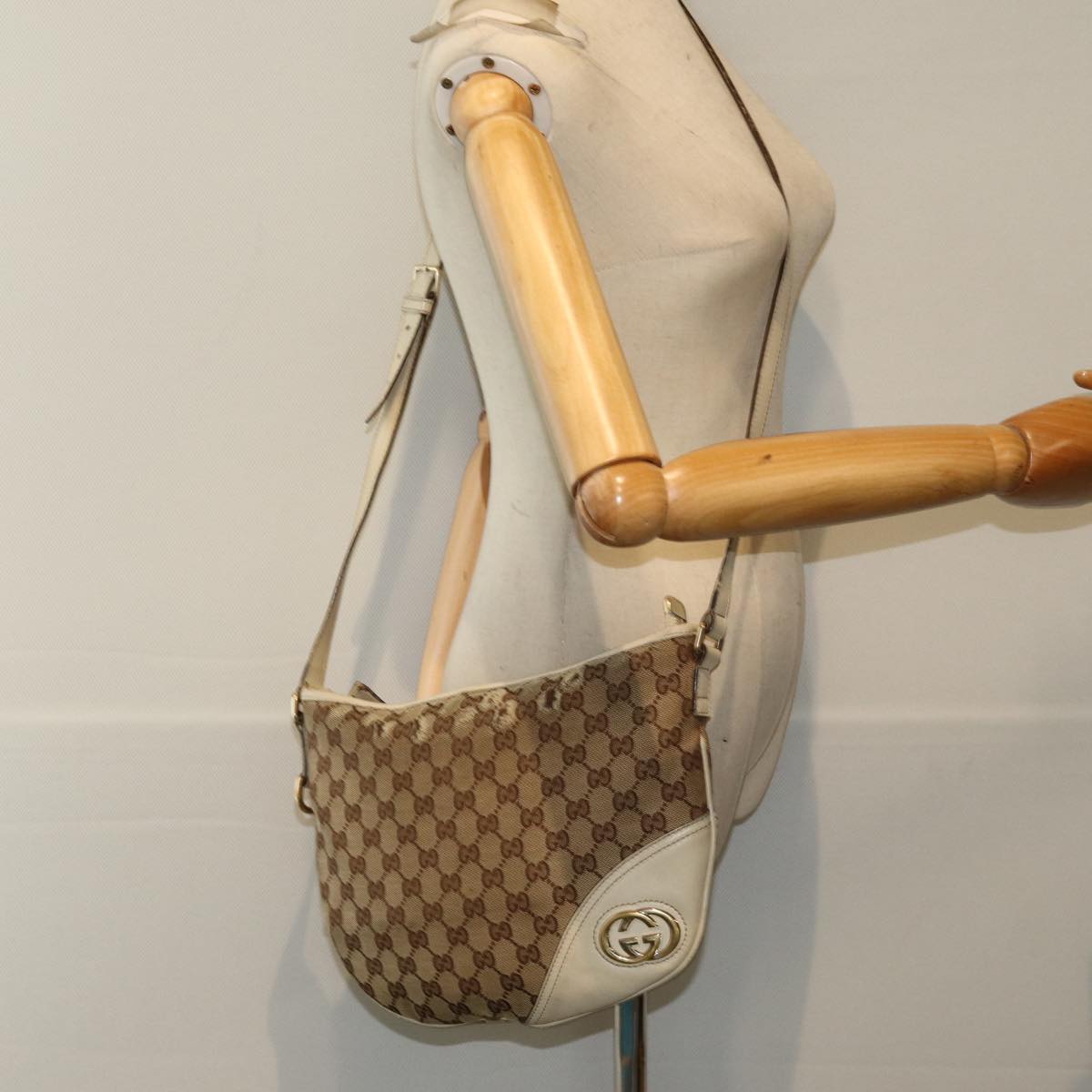 GUCCI GG Canvas Shoulder Bag Beige Auth 77937