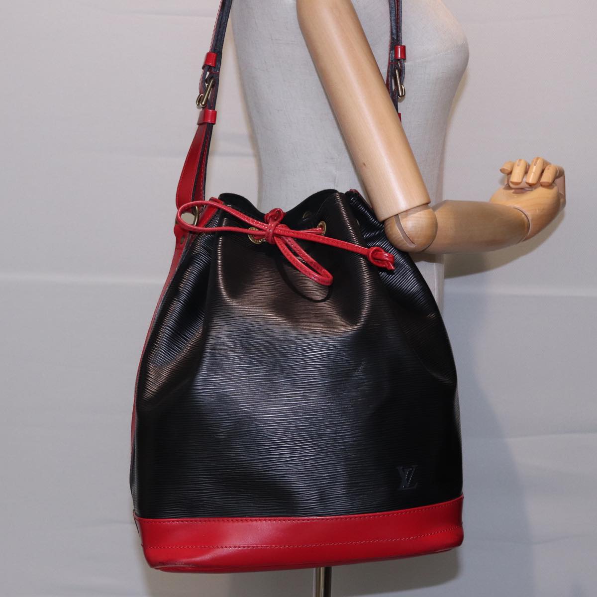 LOUIS VUITTON Epi Noe Shoulder Bag By color Black Red M44017 LV Auth 78052