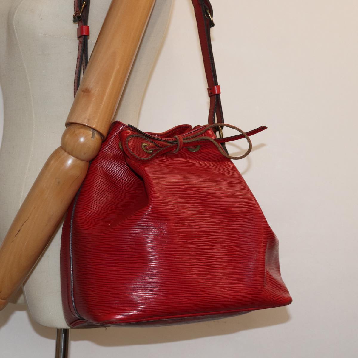 LOUIS VUITTON Epi Petit Noe Shoulder Bag Red M44107 LV Auth 78053