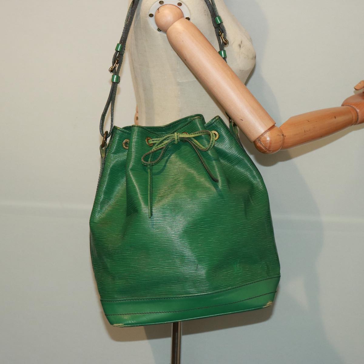 LOUIS VUITTON Epi Noe Shoulder Bag Green M44004 LV Auth 78190