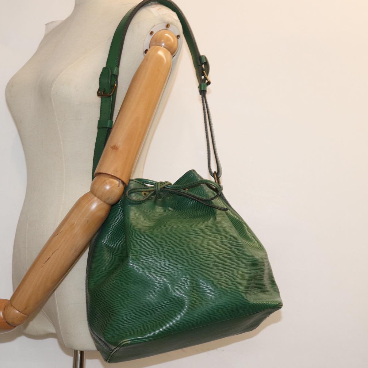 LOUIS VUITTON Epi Petit Noe Shoulder Bag Green M44104 LV Auth 78191