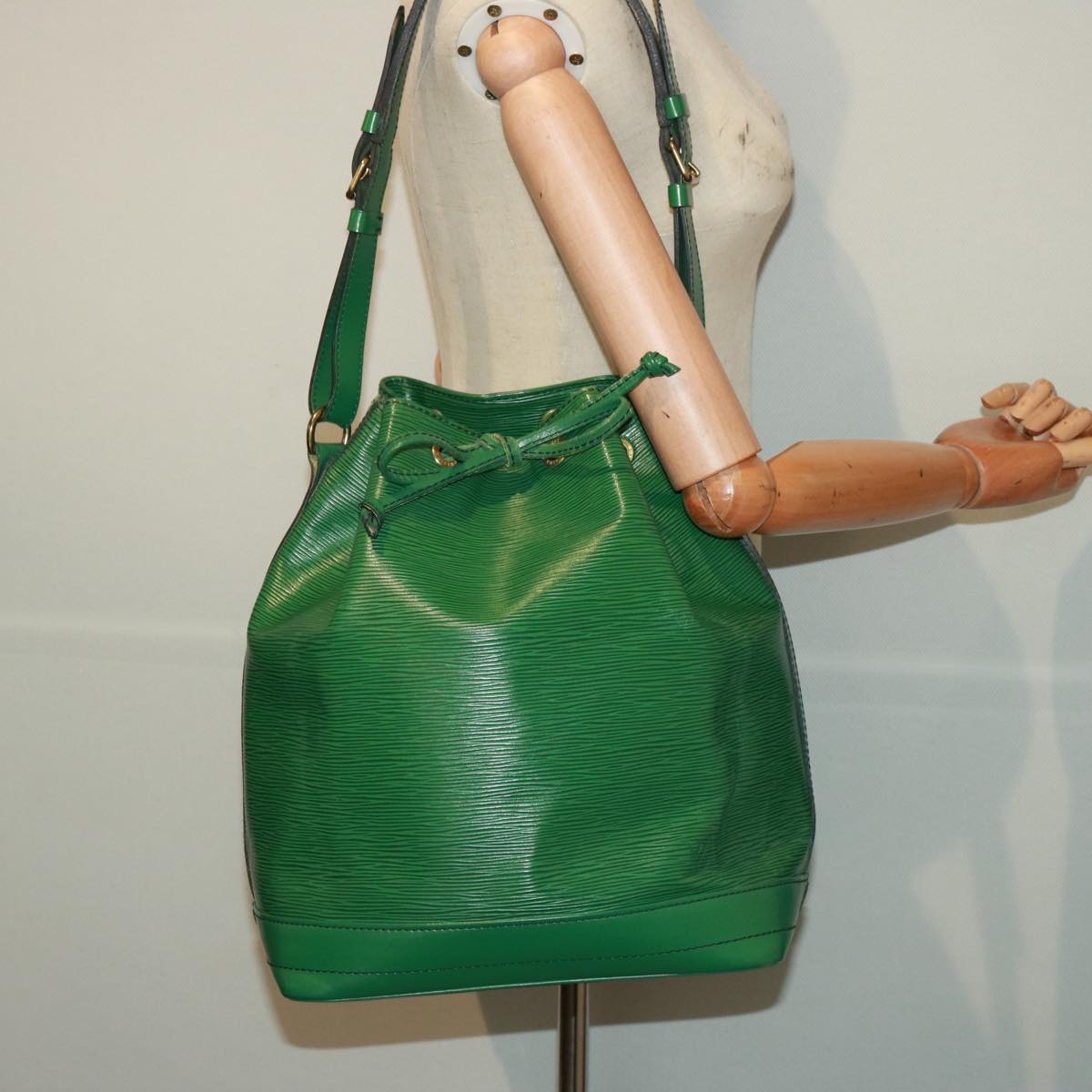 LOUIS VUITTON Epi Noe Shoulder Bag Green M44004 LV Auth 78192