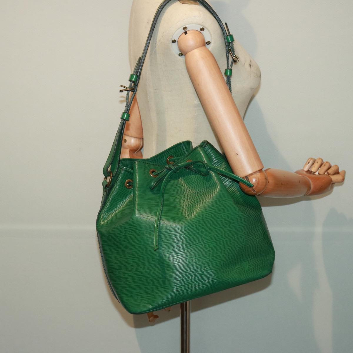 LOUIS VUITTON Epi Petit Noe Shoulder Bag Green M44104 LV Auth 78328