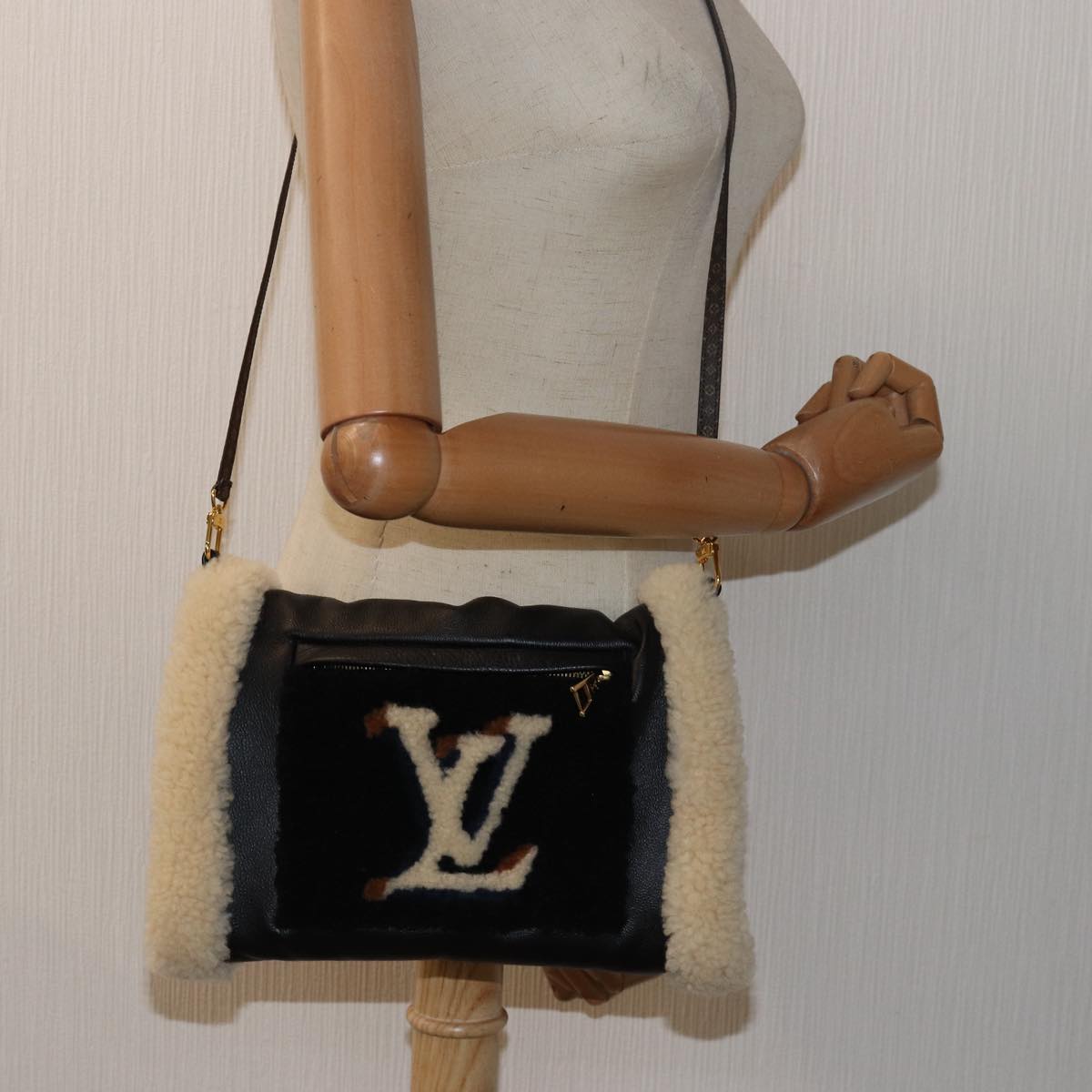 LOUIS VUITTON Monogram Teddy Mansion Mouton Teddy Bag Black M76564 Auth 78371A