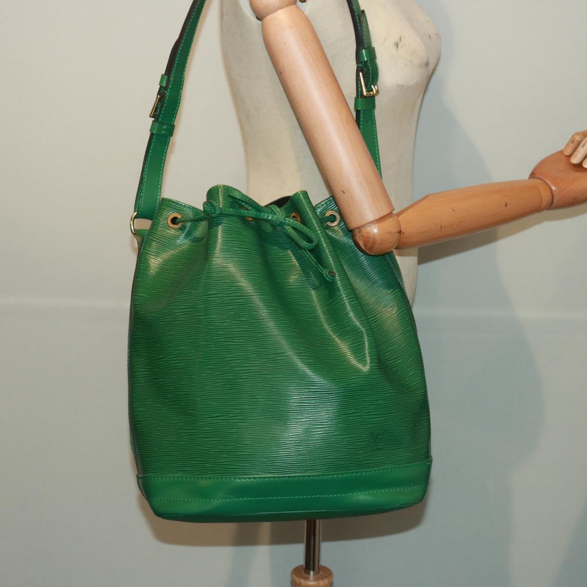 LOUIS VUITTON Epi Noe Shoulder Bag Green M44004 LV Auth 79061