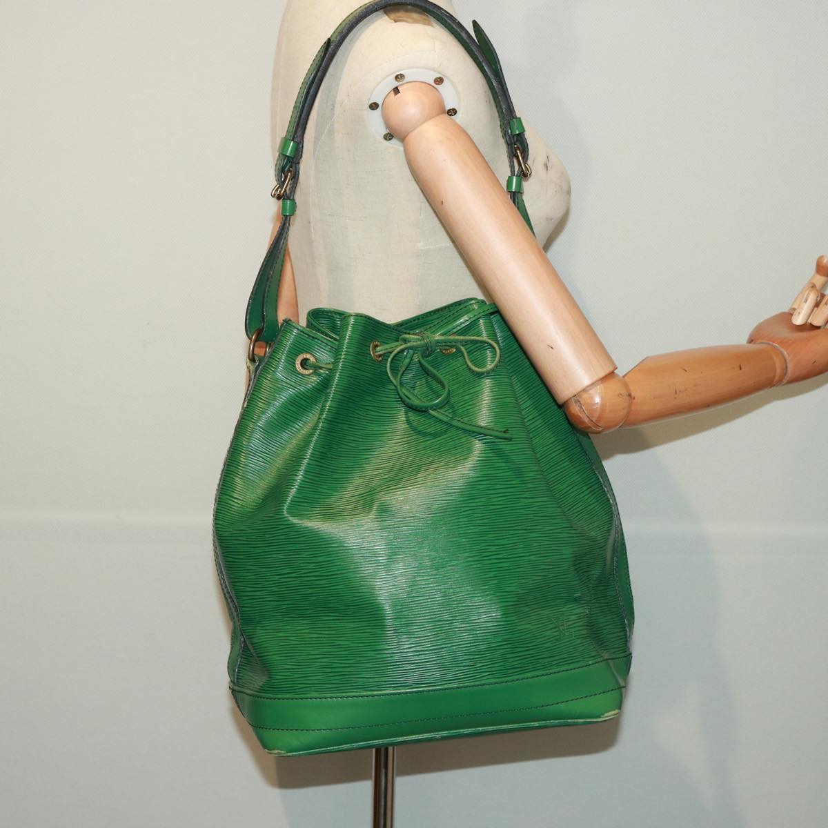 LOUIS VUITTON Epi Noe Shoulder Bag Green M44004 LV Auth 79062