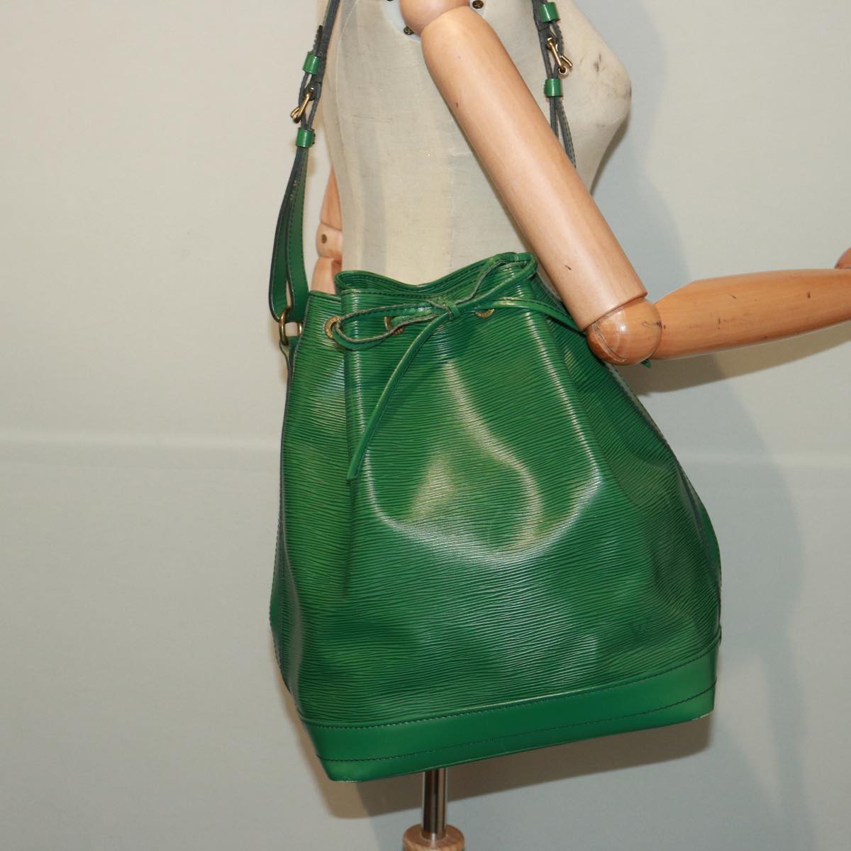 LOUIS VUITTON Epi Noe Shoulder Bag Green M44004 LV Auth 79063