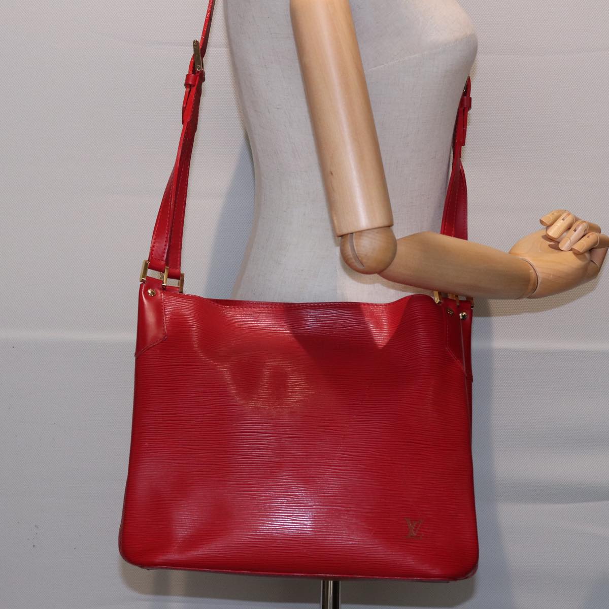 LOUIS VUITTON Epi Mandala MM Shoulder Bag Red M5889E LV Auth 79252