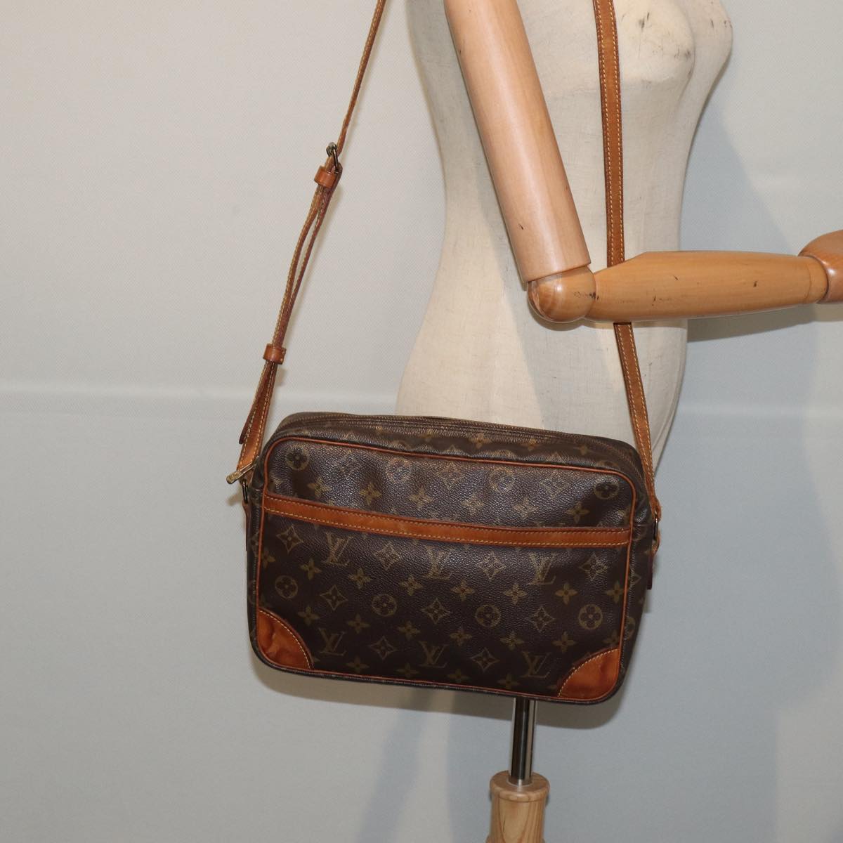 LOUIS VUITTON Monogram Trocadero 30 Shoulder Bag M51272 LV Auth 79740