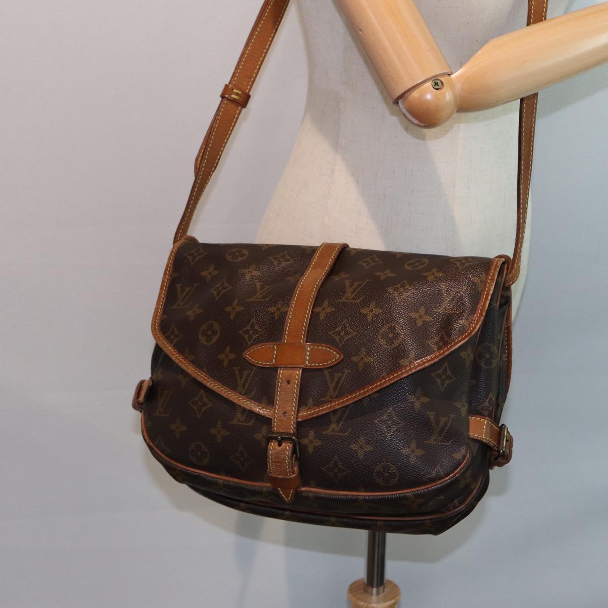 LOUIS VUITTON Monogram Saumur 30 Shoulder Bag M42256 LV Auth 79967